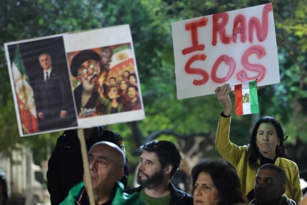 Trump dice a Irán que “el tiempo se acaba” para negociar programa nuclear; Teherán rechaza amenazas