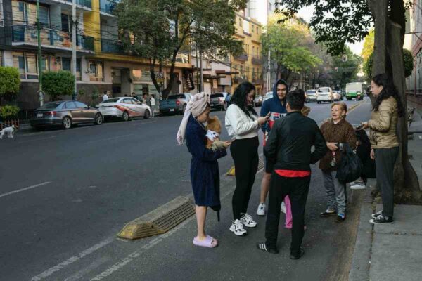 Vecinos desalojaron sus hogares tras activación de alerta sísmica en CDMX