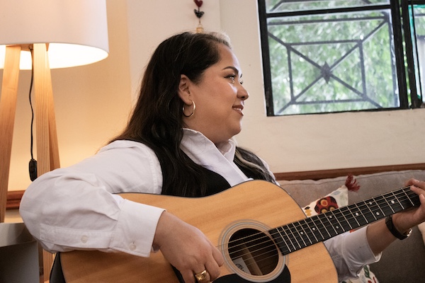 Vivir Quintana con su guitarra.