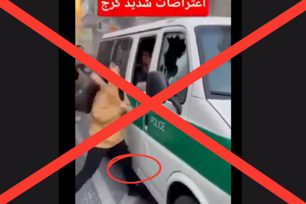 Aunque es cierto que las mujeres han participado en las protestas contra el gobierno de Irán, el video de mujeres golpeando una camioneta muestra indicios de ser creado con inteligencia artificial.