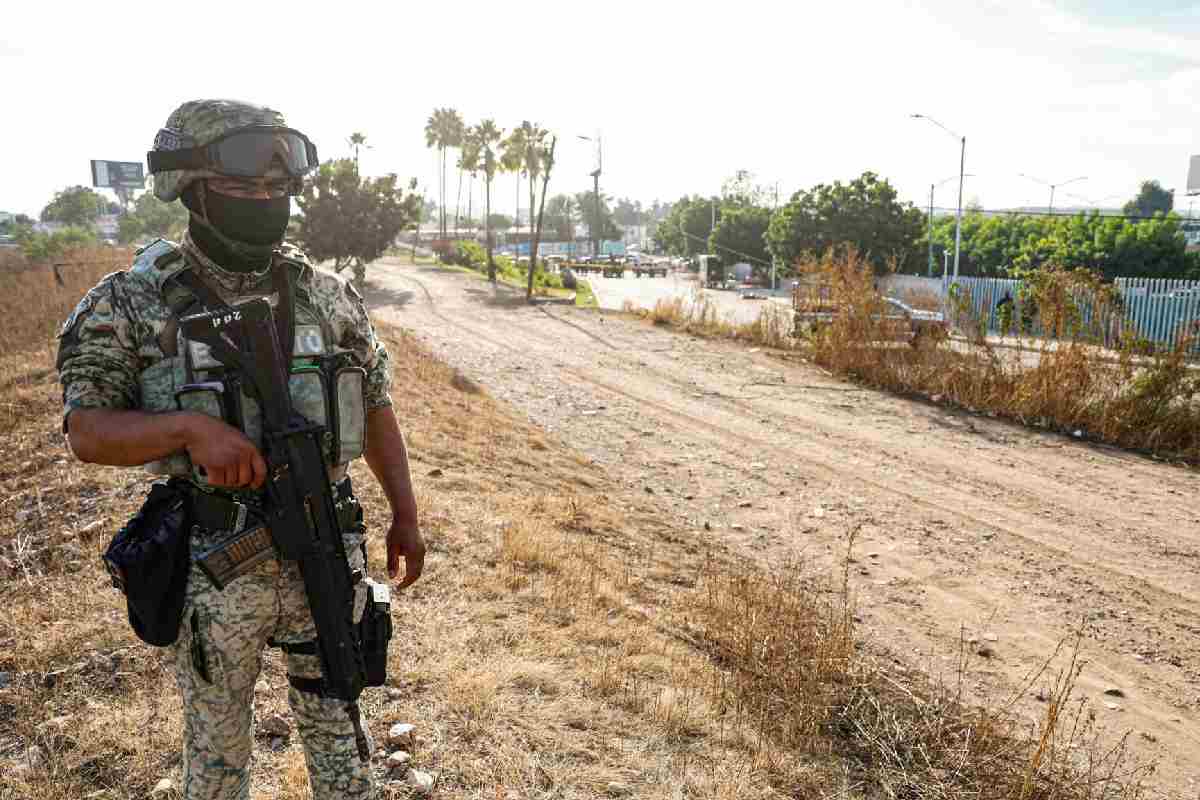 Balean vehículo del titular de Seguridad de Culiacán durante persecución; hay un agente herido y cuatro detenidos