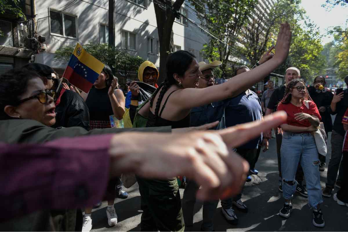 Manifestaciones en la embajada de Venezuela en México