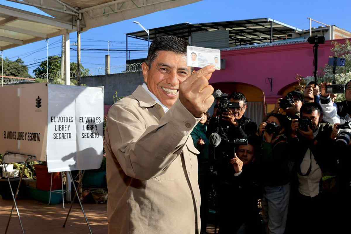 Salomón Jara, gobernador de Oaxaca, participa en votación por revocación de mandato
