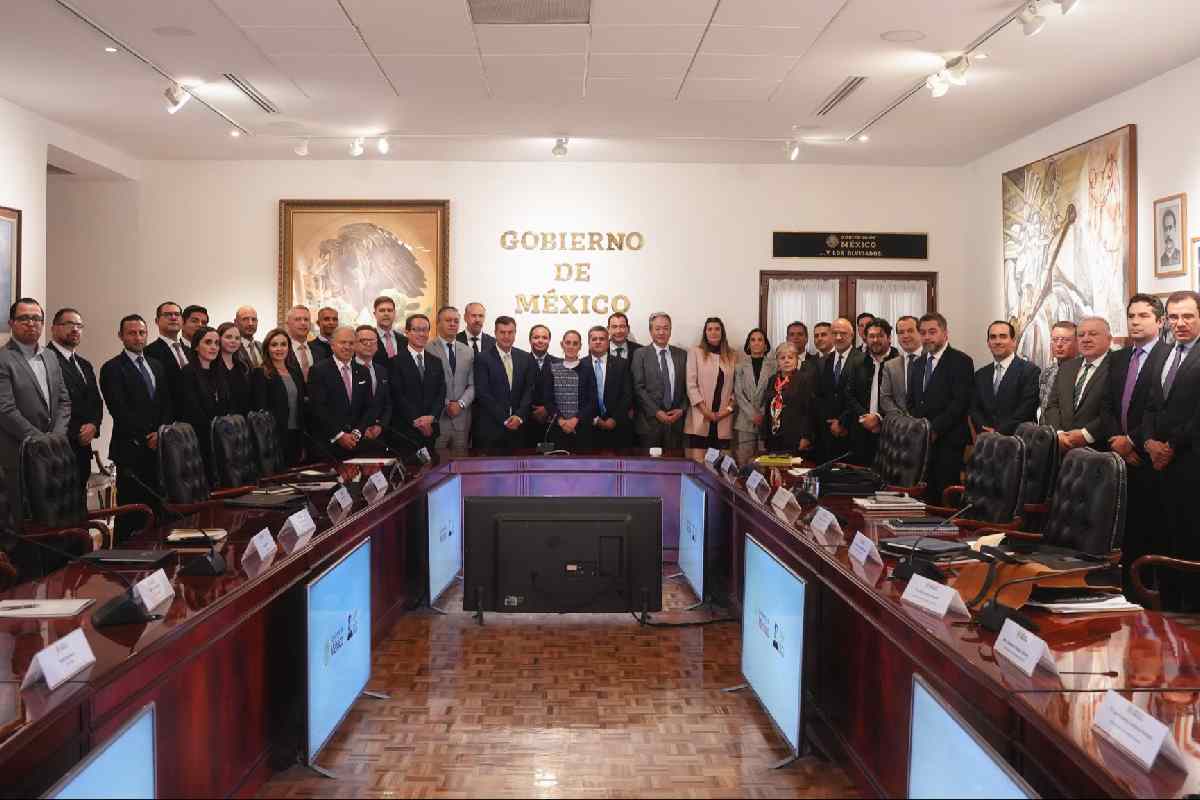 Sheinbaum acuerda “plan integral” con líderes de la industria automotriz mexicana