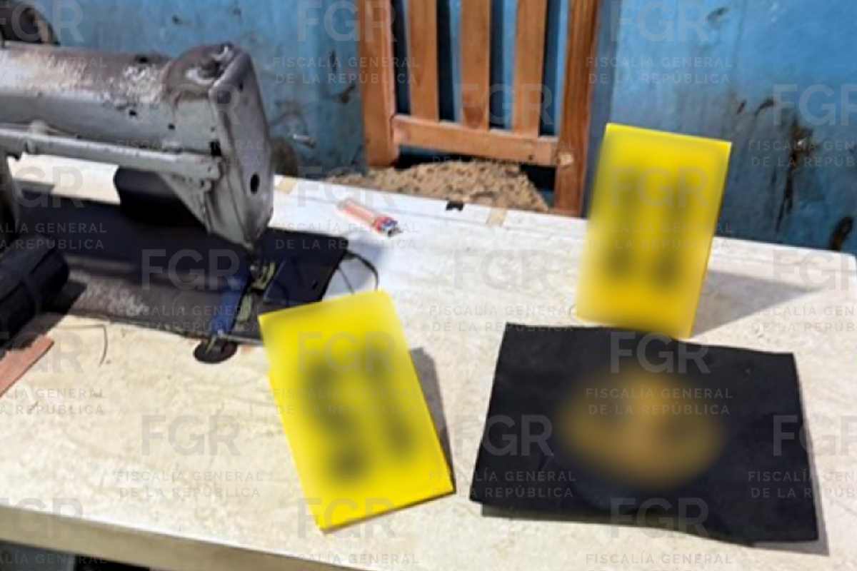 Aseguran taller clandestino en Veracruz donde falsificaban uniformes e insignias de las Fuerzas Armadas 