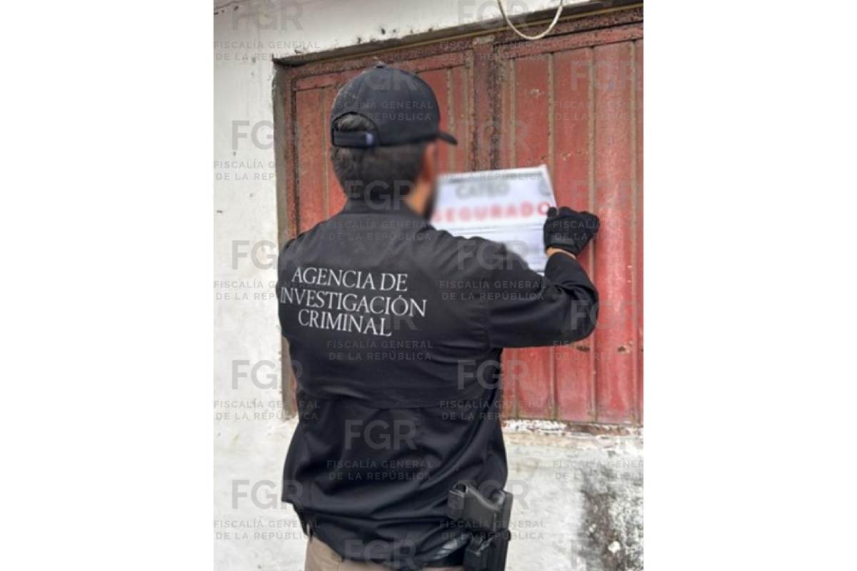 Aseguran taller clandestino en Veracruz donde falsificaban uniformes e insignias de las Fuerzas Armadas 