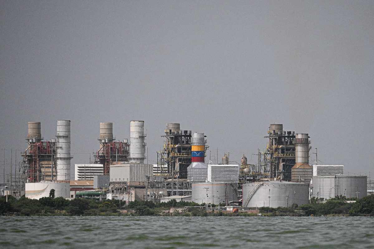 Trump cita a petroleras en la Casa Blanca para negociar acceso a reservas venezolanas