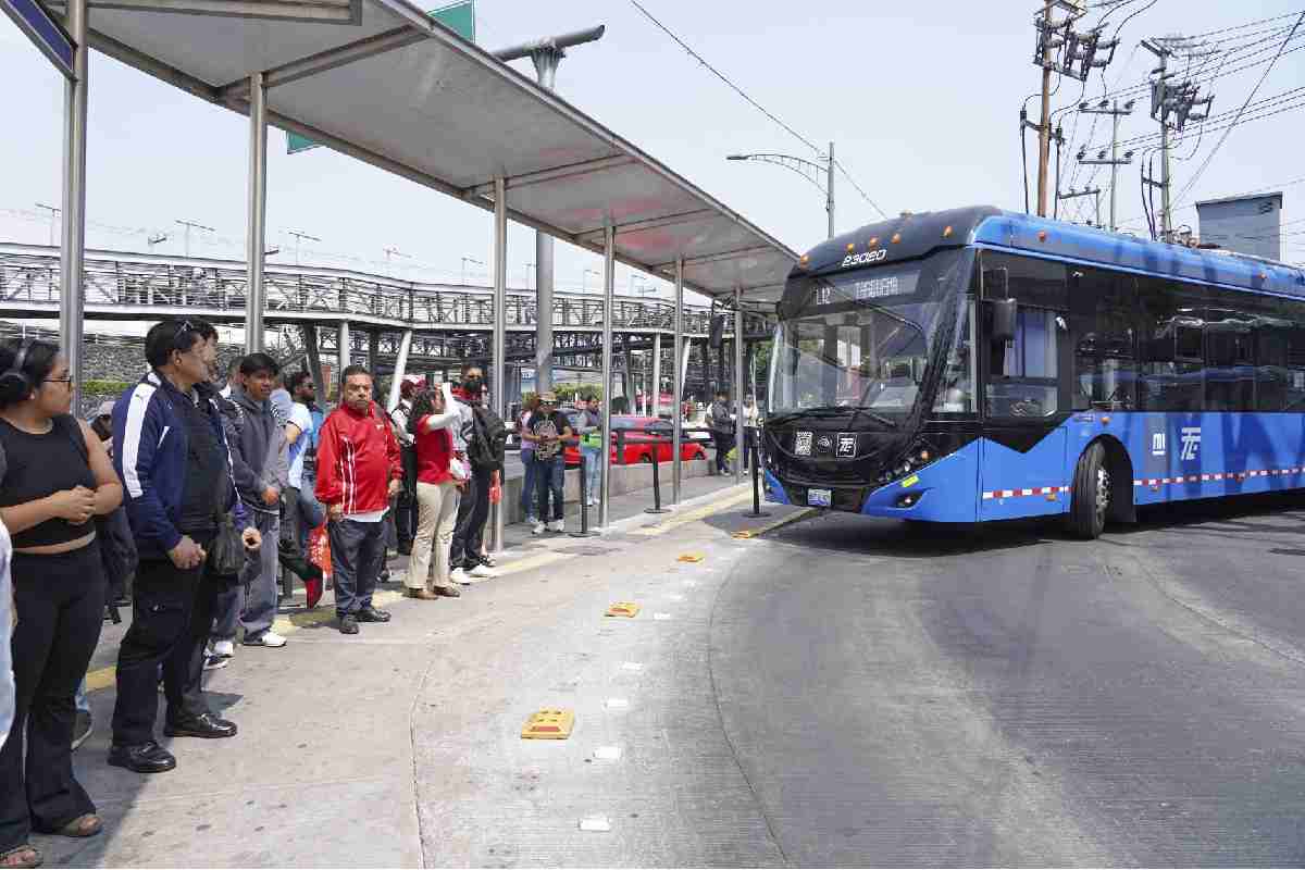 Trabajadores de trolebús, cablebús y tren ligero suspenden huelga; analizarán propuesta del gobierno