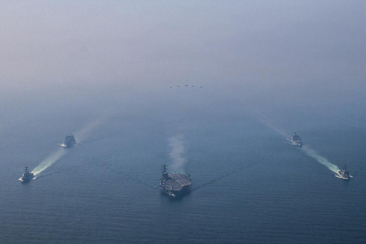 Barcos EU cerca de Irán