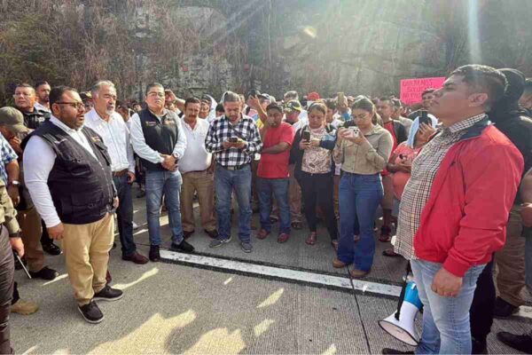 Bloquean la Autopista del Sol; pobladores de Juan R. Escudero, Guerrero, exigen retiro de policías comunitarios