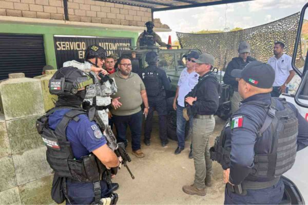 Bloquean la Autopista del Sol; pobladores de Juan R. Escudero, Guerrero, exigen retiro de policías comunitarios