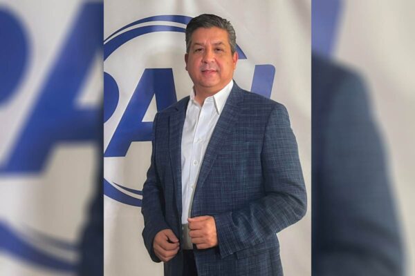 Cabeza de Vaca, exgobernador de Tamaulipas, renunció a protección de EU en 2001, muestra certificado