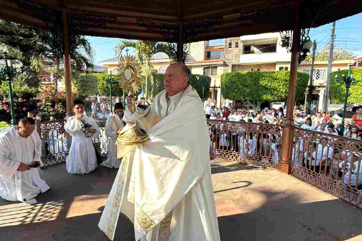 Ciudadanos marchan por la paz en Aguililla, Michoacán, la tierra de “El Mencho”
