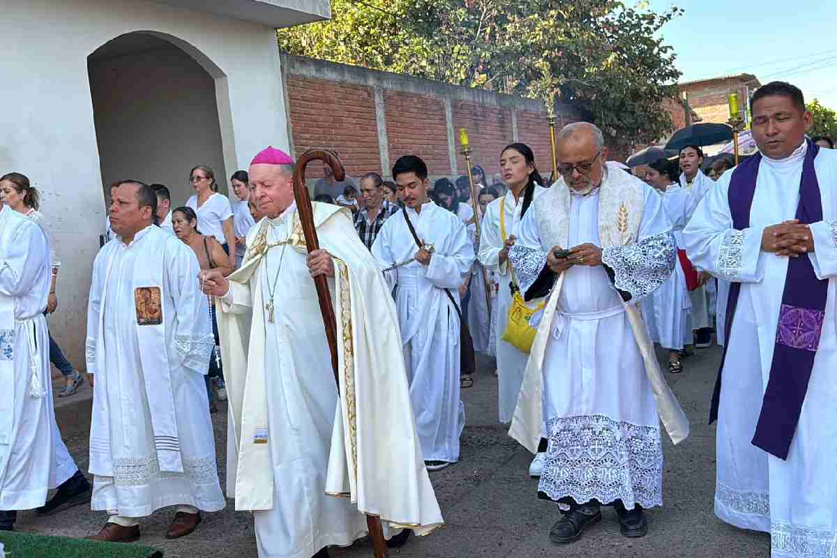 Ciudadanos marchan por la paz en Aguililla, Michoacán, la tierra de “El Mencho”