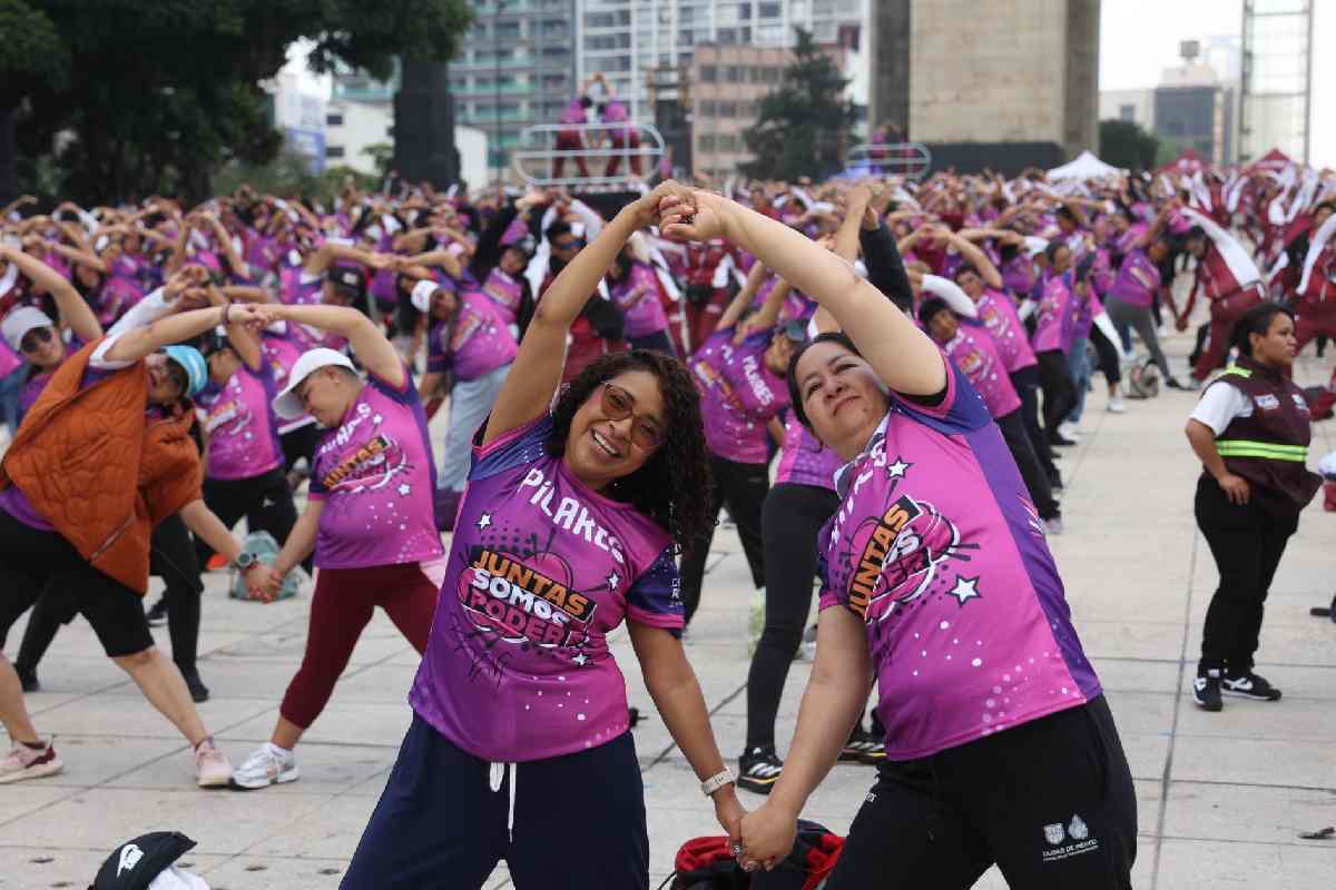 Clase masiva de deporte para mujeres
