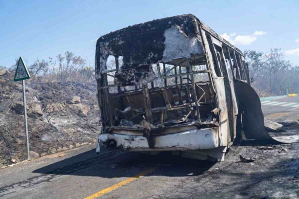 Detienen a 11 policías de Ecuandureo, Michoacán; participaron activamente en bloqueos, señala fiscal