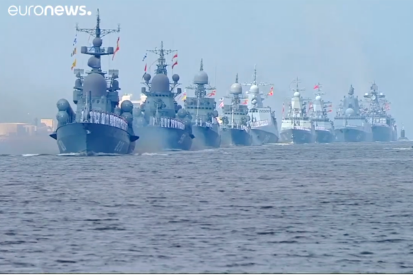  Las imágenes utilizadas en el video viral en realidad corresponden a dos desfiles en Rusia en 2019 y 2025, respectivamente. Por otro lado, ningún país ha emitido ningún comunicado sobre acciones militares contra México. 