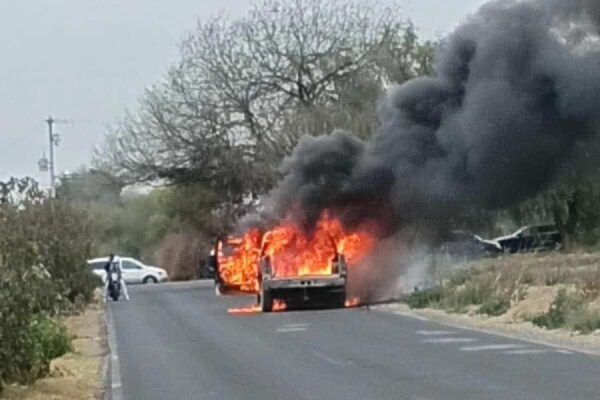 Se registran enfrentamientos y bloqueos en Jalisco y Michoacán tras operativo de fuerzas federales