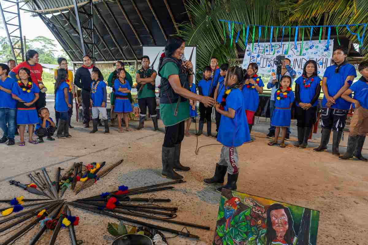 Guardia indígena infantil recorre la Amazonía para aprender a defenderla en Ecuador