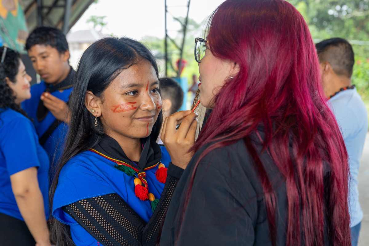 Guardia indígena infantil recorre la Amazonía para aprender a defenderla en Ecuador