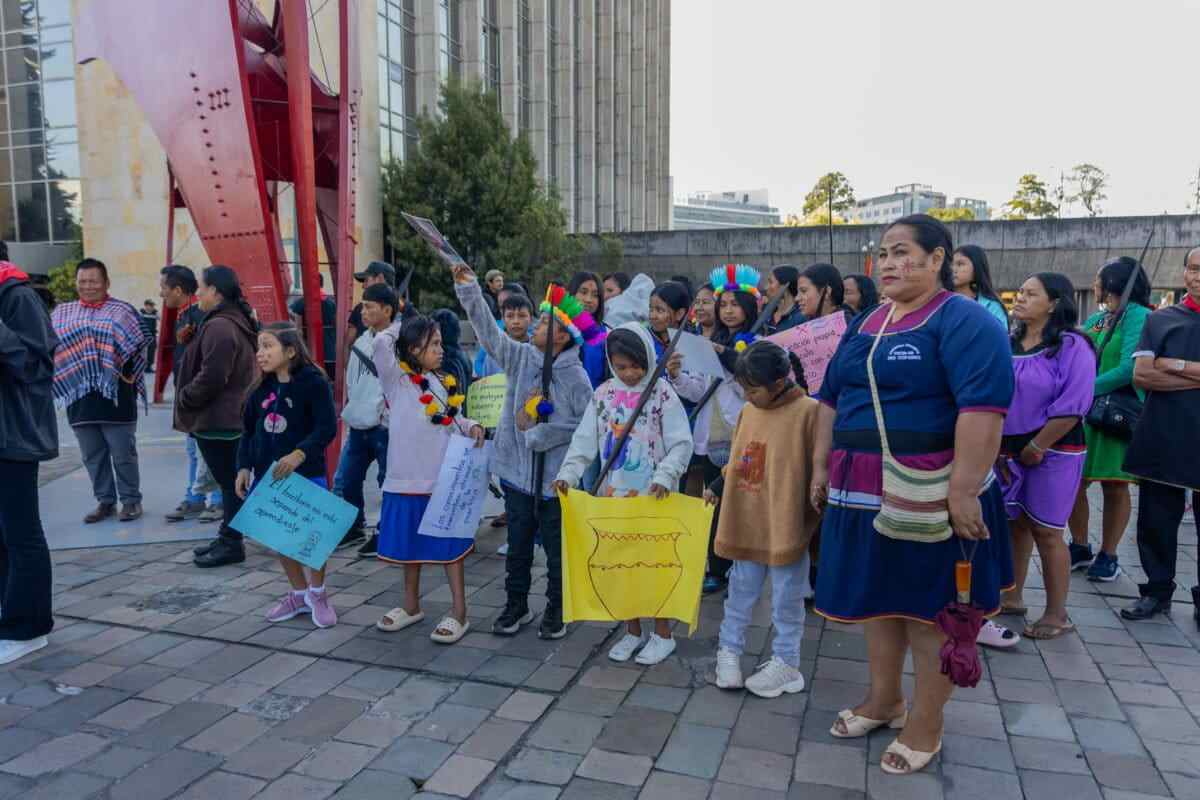 Guardia indígena infantil recorre la Amazonía para aprender a defenderla en Ecuador