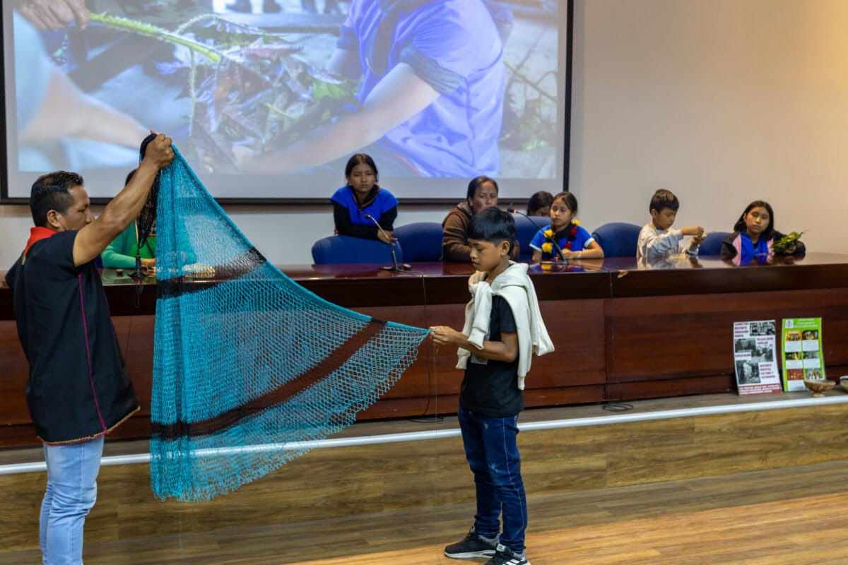 Guardia indígena infantil recorre la Amazonía para aprender a defenderla en Ecuador