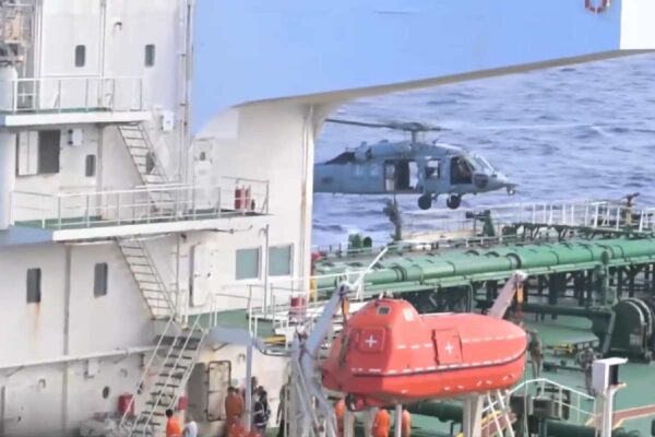 Helicóptero abordando petrolero