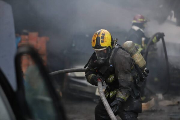 Incendian al menos 15 vehículos en Guadalajara, Jalisco; seis habrían sido provocados