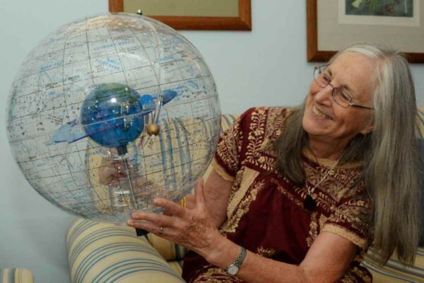 Julieta Fierro, reconocida por su labor en divulgación científica