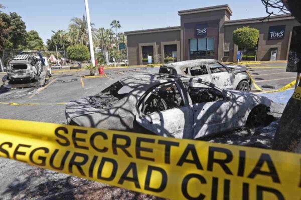 Llegan 2 mil militares más a Jalisco; continúa suspensión de clases y de eventos masivos