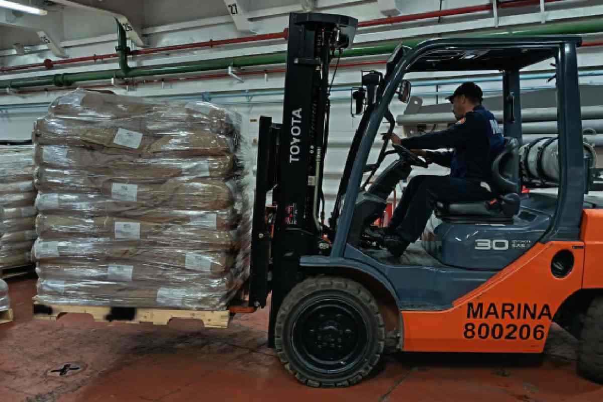 Marina apoyo cuba montacargas
