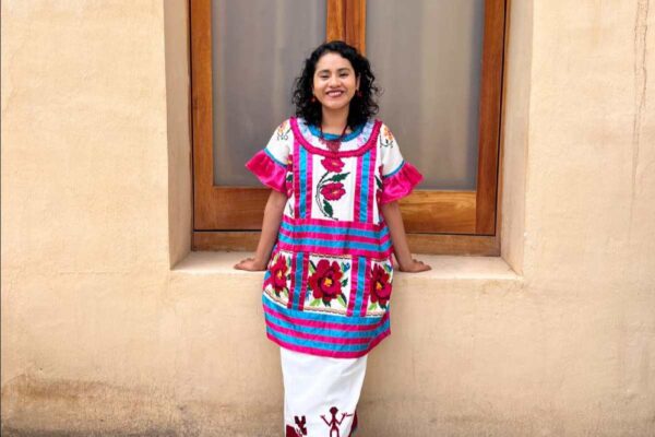 Ella es Nadia López, poeta indígena nombrada nueva directora general de Materiales Educativos de la SEP