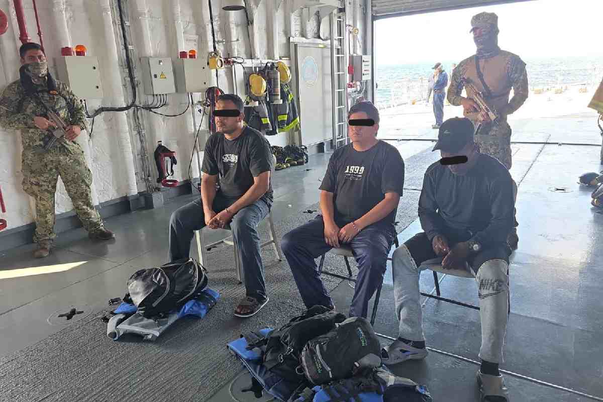 Personas detenidas barco marina colima