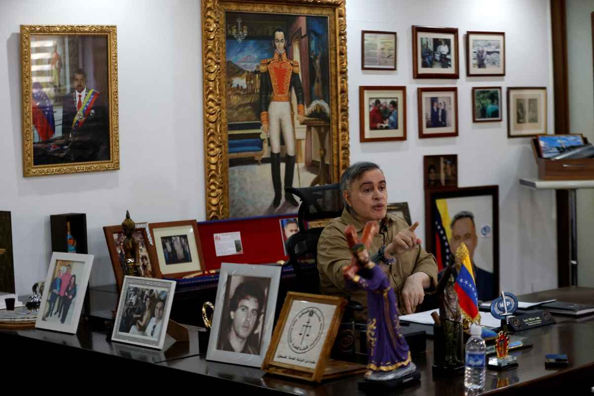 Renuncia fiscal general de Venezuela a dos meses de la caída de Maduro; exigía su liberación a EU