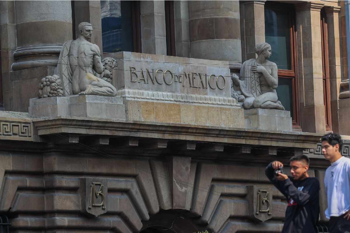 Con consumo interno e inversión al alza, Banxico mejora expectativa de crecimiento económico para 2026