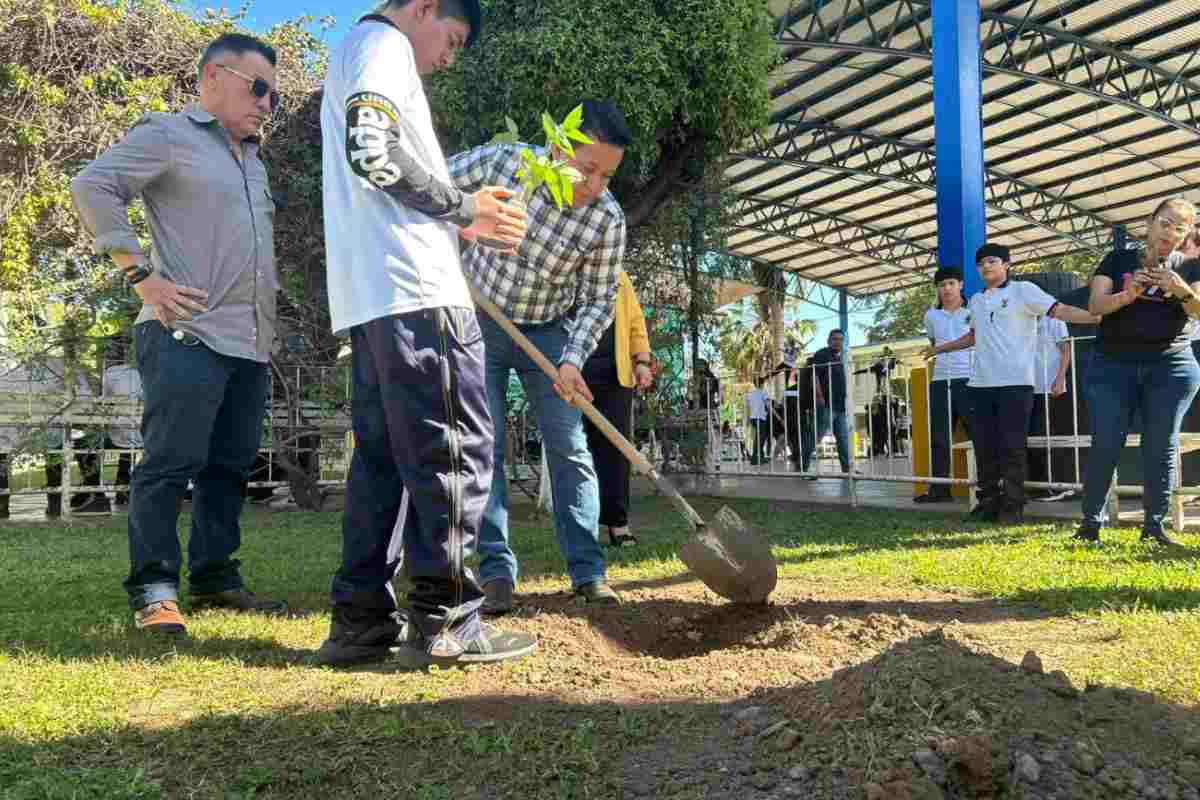 comunidad-estudiantil-despide-a-ricardo-mizael