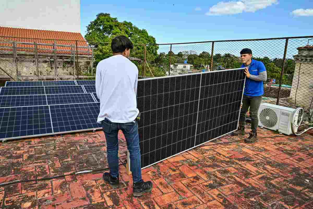 Ante crisis energética en Cuba, habitantes recurren al carbón, paneles solares y motos eléctricas