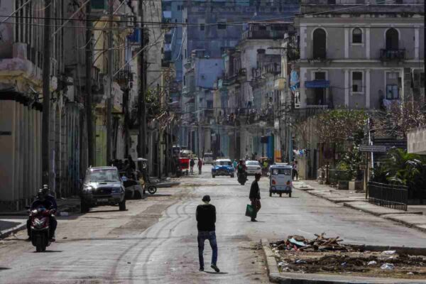 Ante crisis energética en Cuba, habitantes recurren al carbón, paneles solares y motos eléctricas