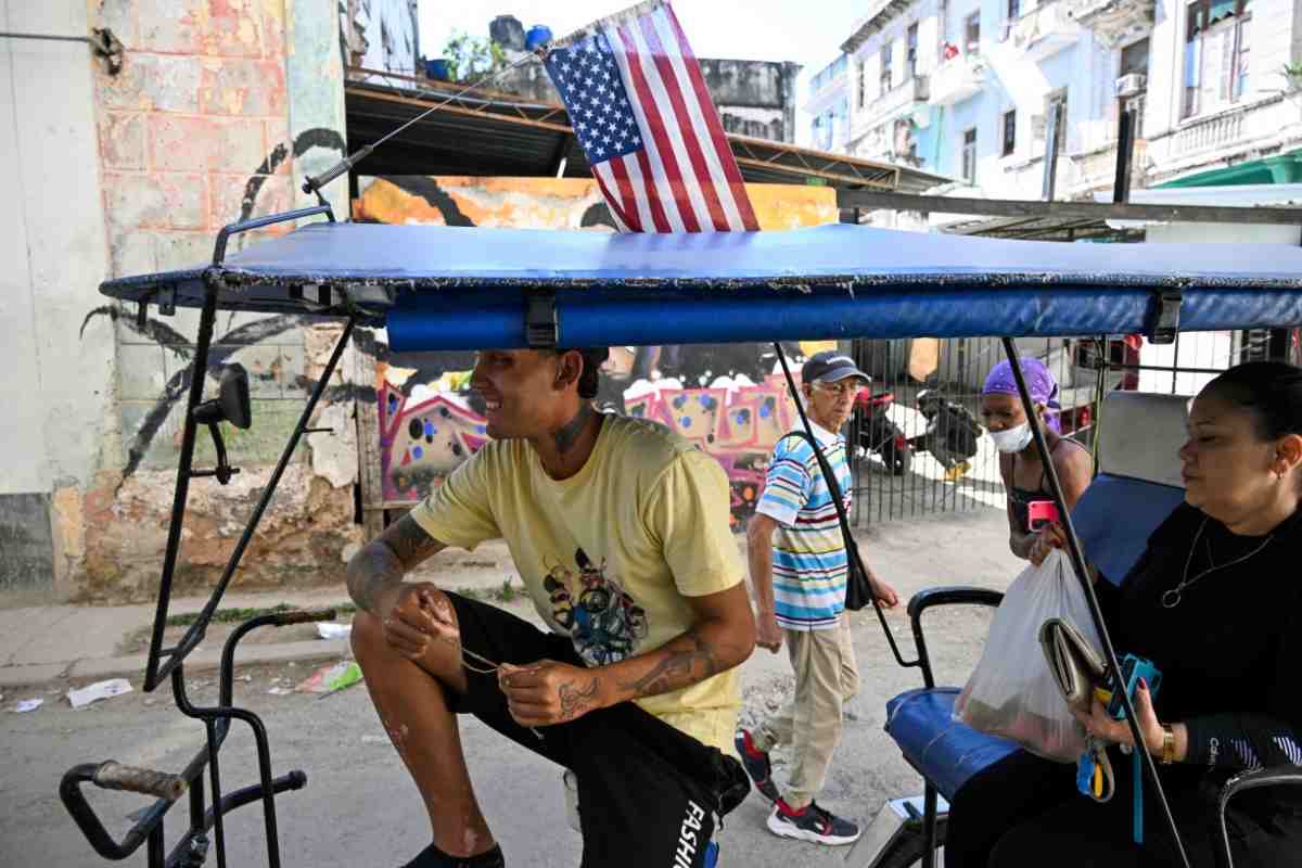 cuba-la-habana-triciclos-electricos-y-bicitaxis-alternativa-crisis-combustible