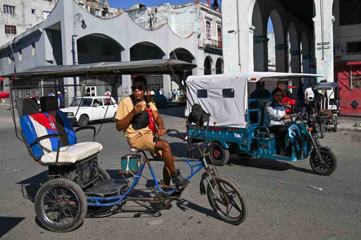 cuba-triciclos-electricos-y-bicitaxis-alternativa-ante-crisis-combustible