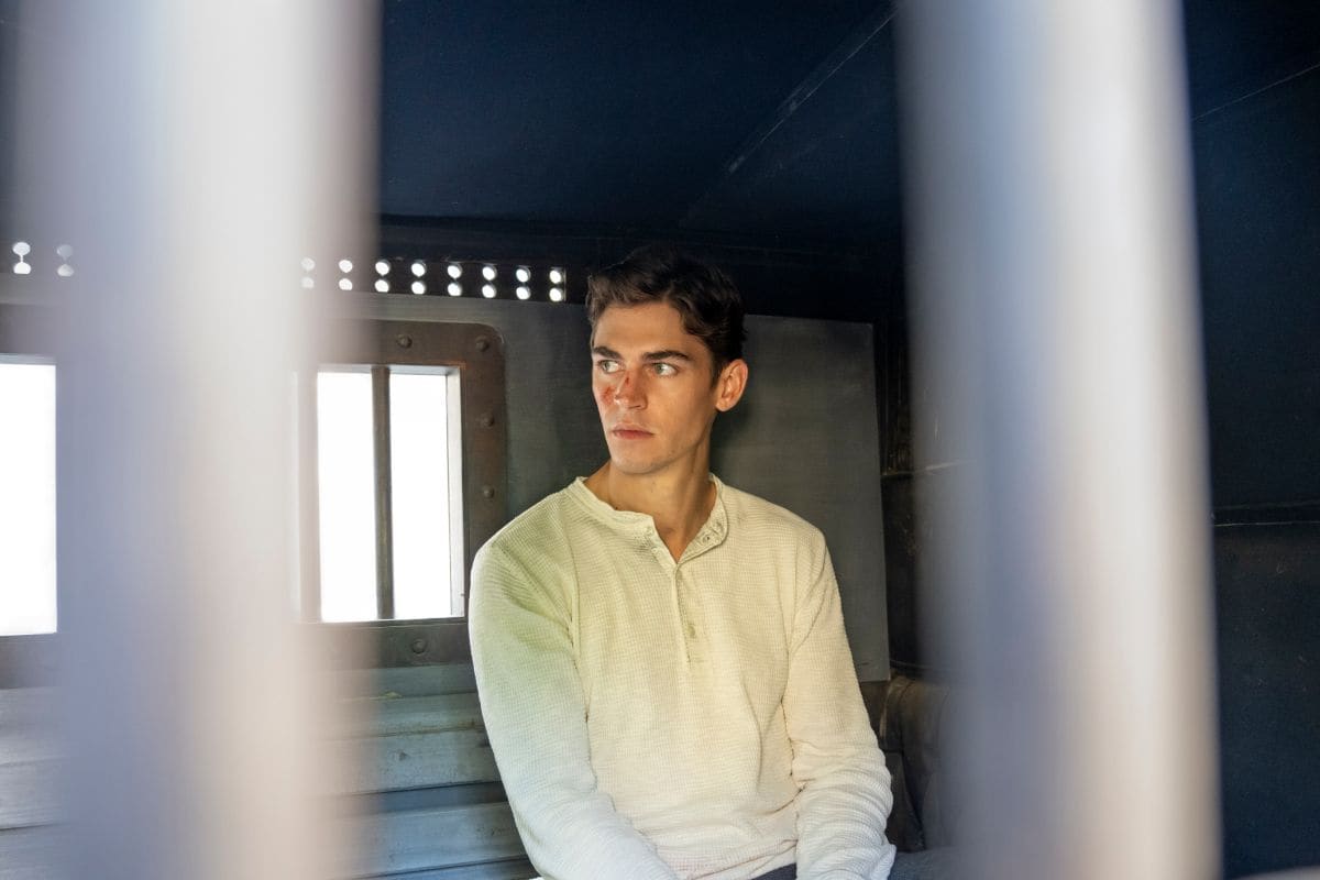 el joven sherlock entrevista hero fiennes