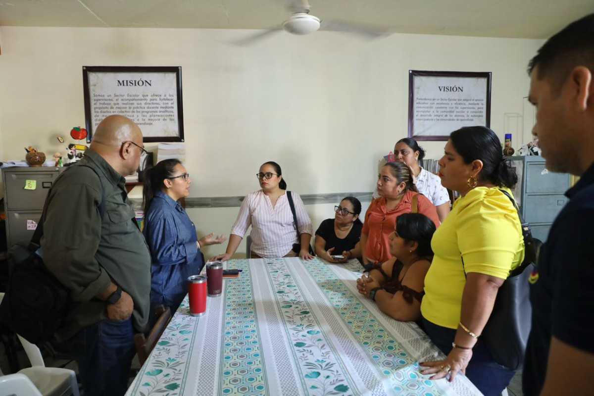 Tras recorrido en la refinería Dos Bocas convocado por Pemex, padres insisten en la reubicación de escuelas