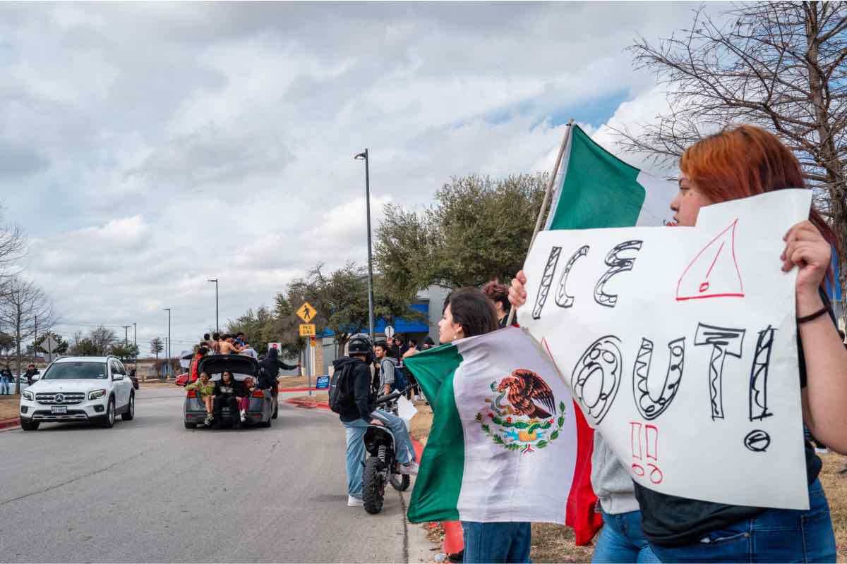 familias-migrantes-recaudan-dinero-gastos-legales-ice-animal-político-3