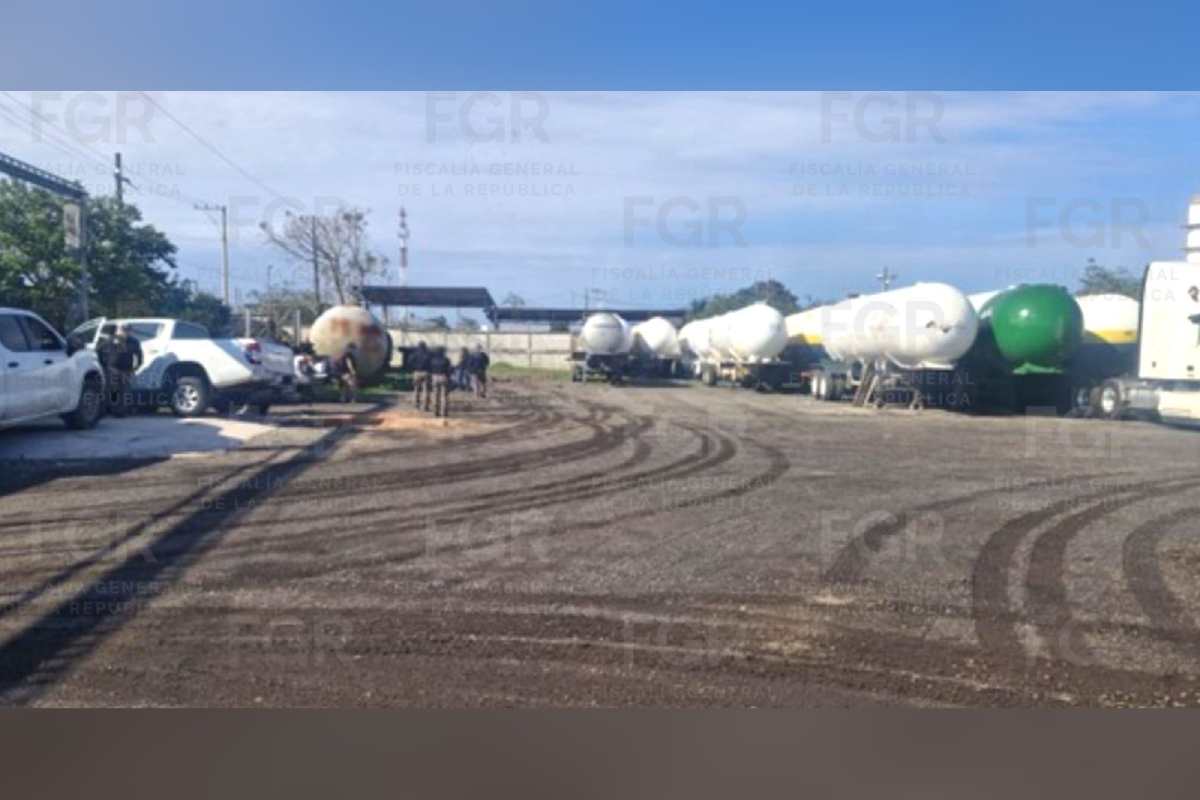 FGR asegura más 82 mil litros de hidrocarburo y 149 vehículos en Minatitlán, Veracruz
