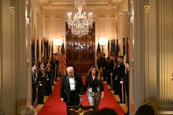 Un hombre muere baleado por agentes de seguridad tras irrumpir en residencia de Trump en Florida