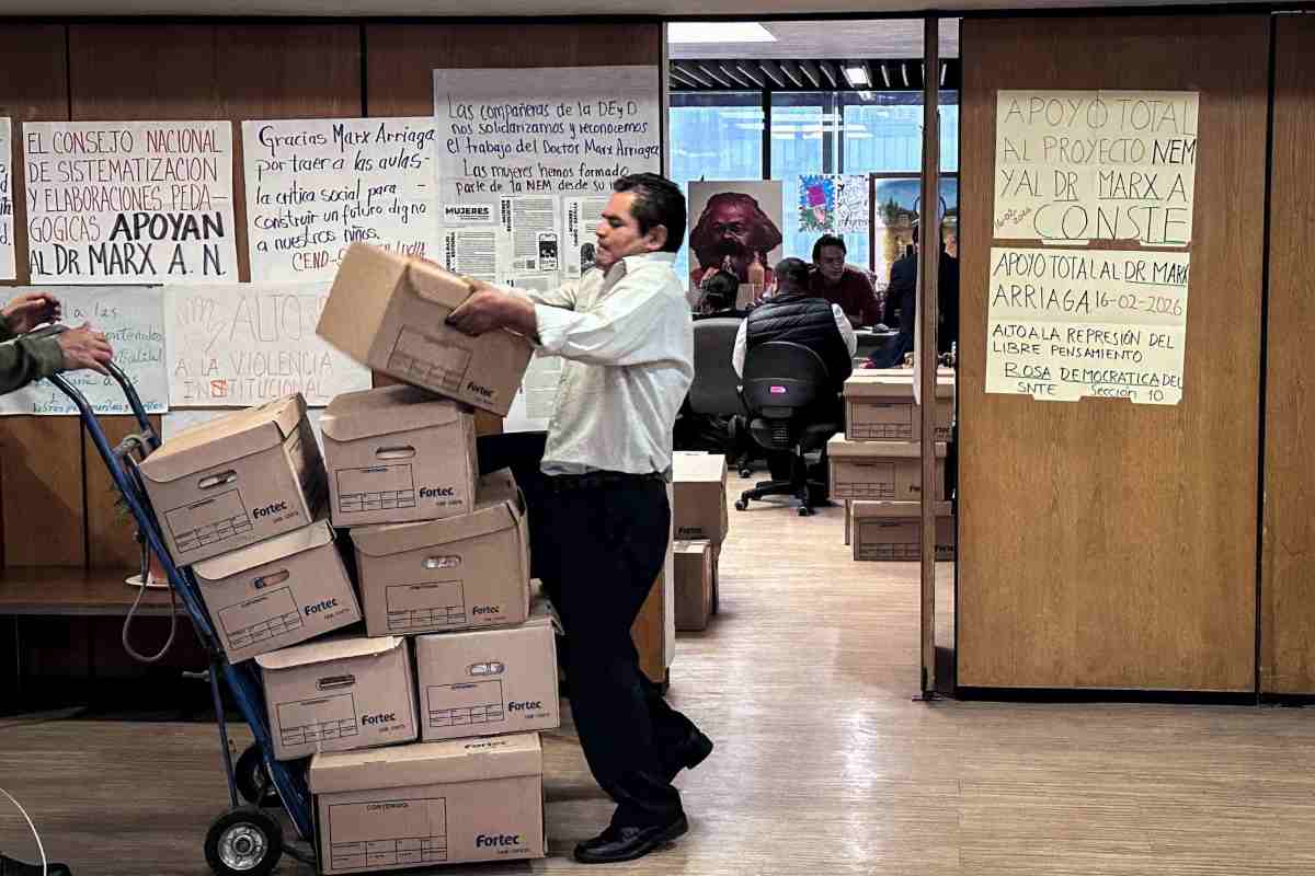 marx arriaga deja oficina SEP