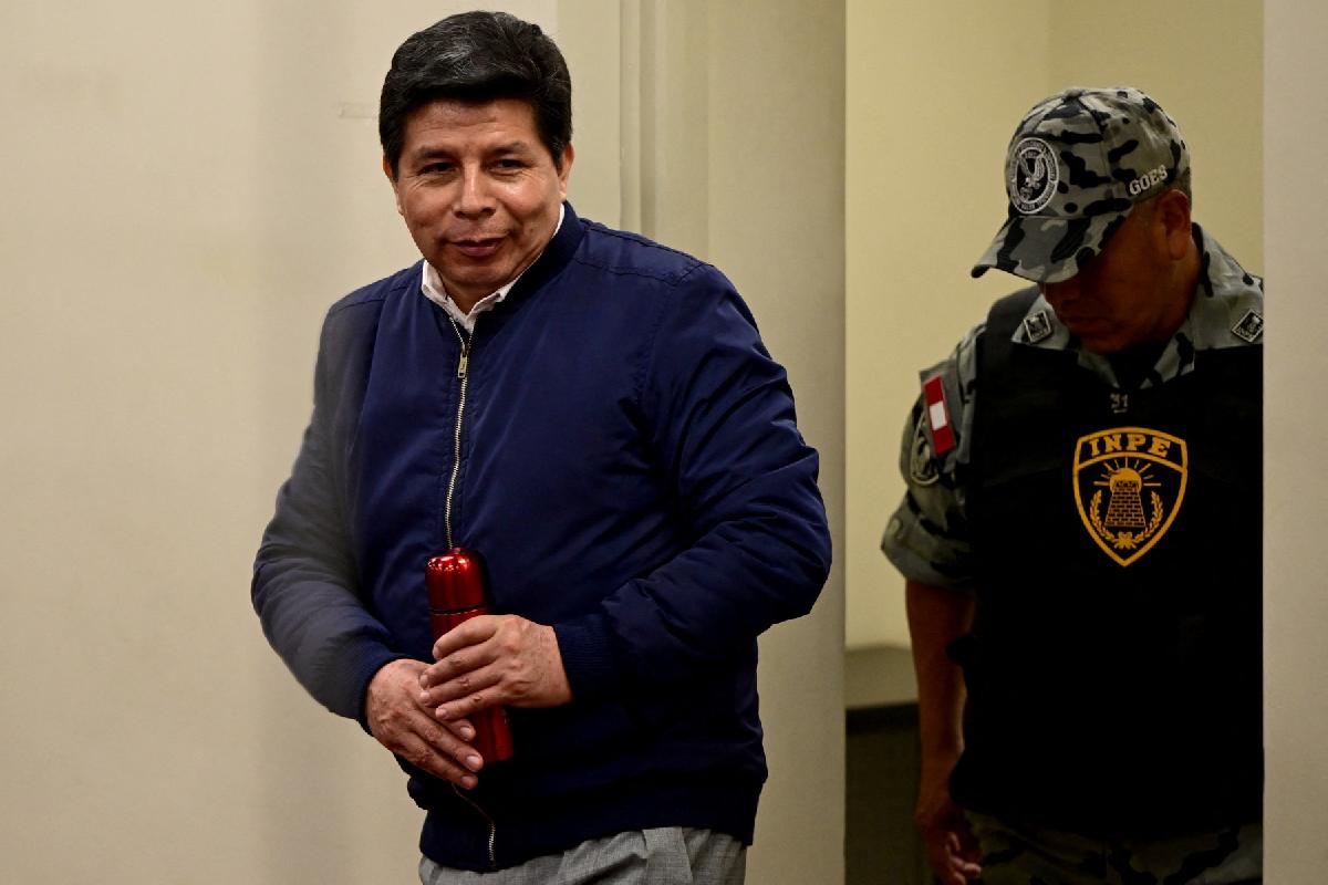 Sheinbaum anuncia que México buscará salvoconducto para Pedro Castillo tras elección de presidente interino en Perú