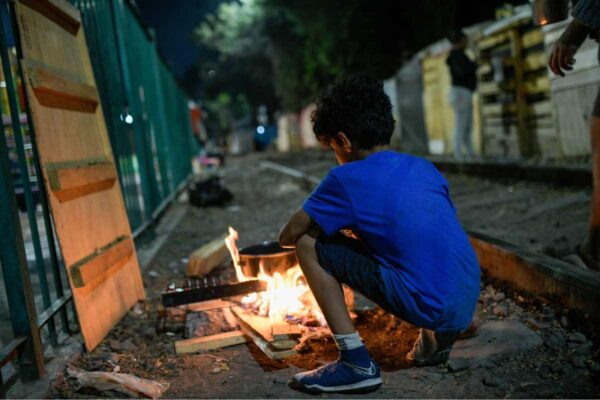 Migrantes evitan, por ahora, desalojo a campamento migrante de Vallejo