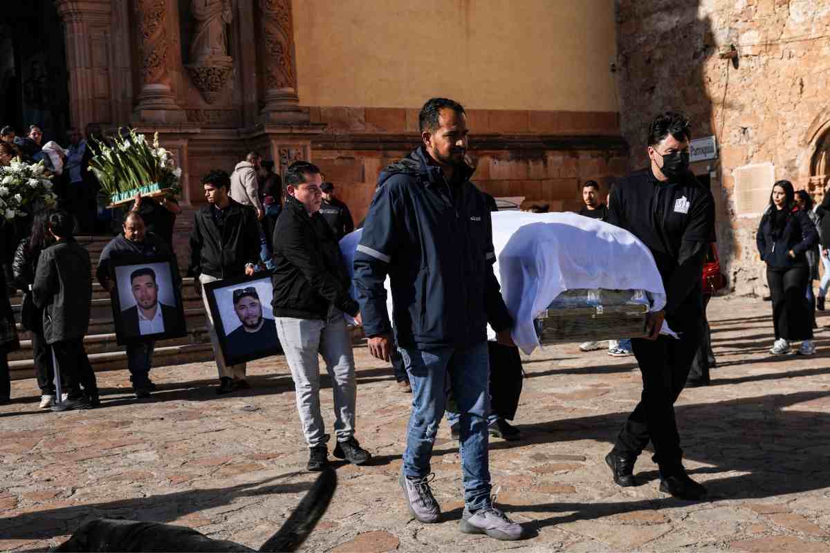 Familiares y amigos despiden a minero después de haber sido localizado en una fosa clandestina en Sinaloa 