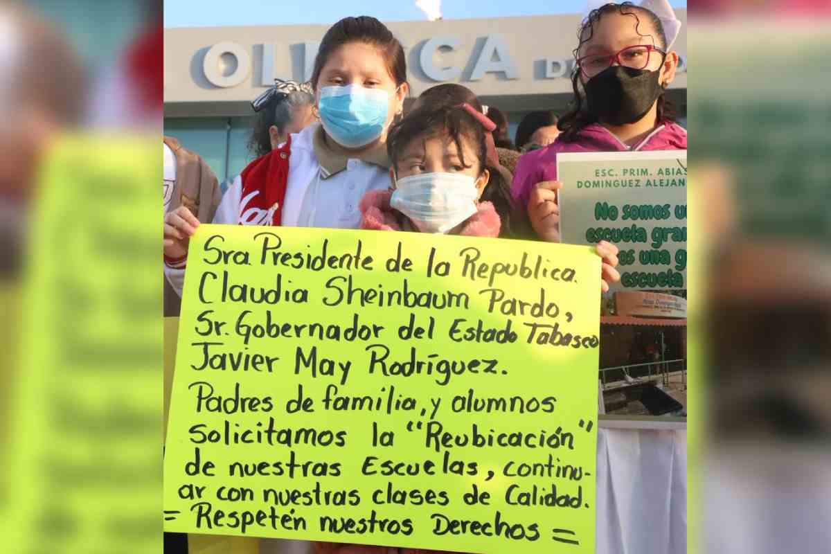 Padres y alumnos protestan en la Refinería Olmeca para exigen reubicación de escuela